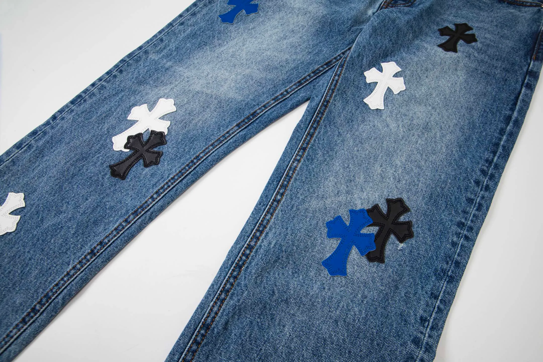 P260 Chrome Hearts Blue Pants Black White Blue Multi-Leather Jeans Top Version Chrome Hearts Jeans with Leather Jeans It is well known that chromehearts jeans use vintage Levis jeans as the base plate for creation. They usually add their own unique silver buckles and silver ornaments, plus leather embellishments. This is what doubles the value of these vintage jeans, because the base plate is Vintage jeans, jeans themselves have become very soft and comfortable after years of baptism, which can be distinguished from ordinary jeans. Regarding the size, you should also refer to the pants data. Style number: 1735# Size: 28 30 32 34 36